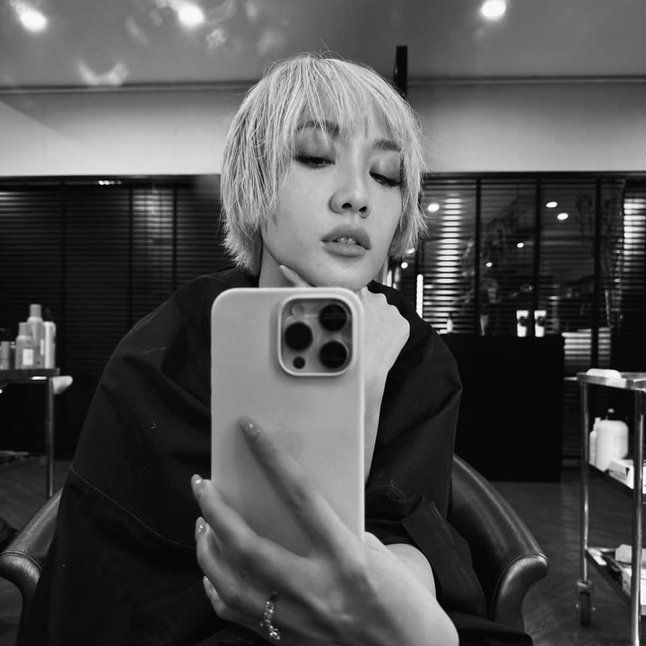 <p>Banyak yang menyebut tampilan rambut ini membuat BCL terlihat awet muda, Bunda. Tidak sedikit pula yang memuji dirinya semakin fresh dan menawan. (Foto: Instagram: @itsmebcl)</p>