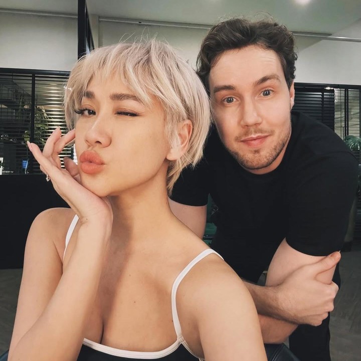<p>"Makin muda Kak Unge, cantik poll," kata seorang netizen dengan emotikon hati. "Hei emak apa-apaan ini, semakin muda dan fresh banget emakkkk," tutur netizen lainnya. (Foto: Instagram: @itsmebcl)</p>