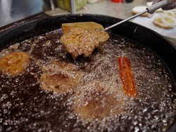 Penjual Nasi Lemak Necis hingga Resto Burger Tak Ganti Minyak 100 Tahun