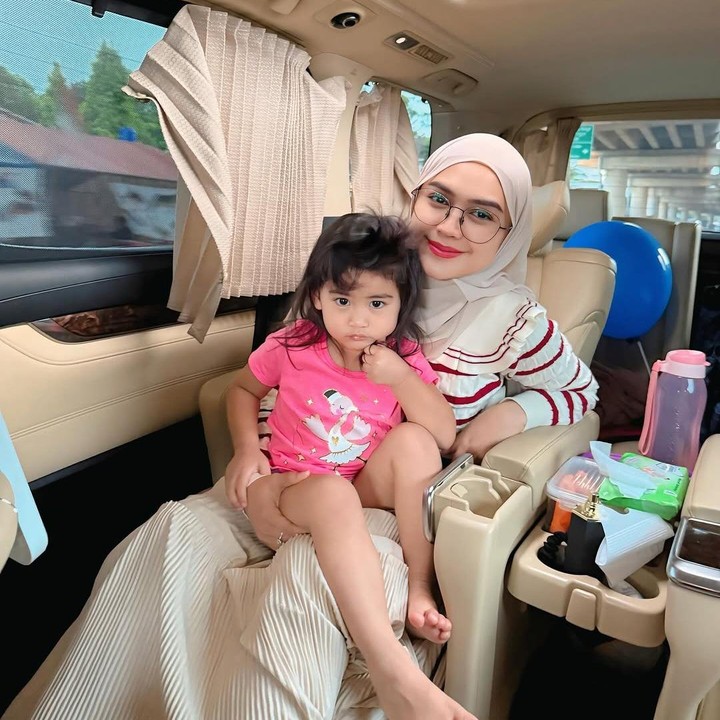 <p>Melalui <em>postingan</em> terbaru di akun Instagram pribadinya, perempuan yang akrab disapa Ricis itu mengajak sang putri, Moana, untuk melihat <em>progress</em> rumah barunya yang hampir selesai. (Foto: Instagram@riaricis1795)</p>