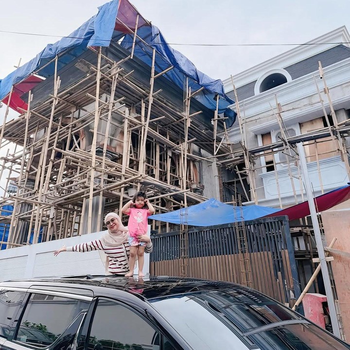 <p>Ria Ricis tampaknya tak pernah lepas dari sorotan. Namun, kali ini ia berhasil mencuri perhatian publik setelah memperlihatkan perkembangan rumah barunya. Momen itu dibagikan langsung olehnya di media sosial. (Foto: Instagram@riaricis1795)</p>