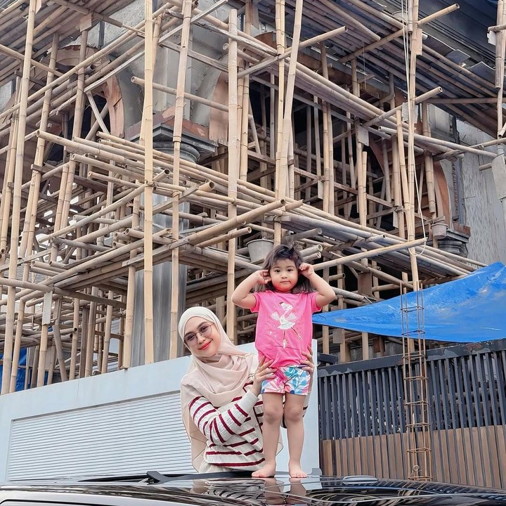 <p>Meski belum rampung, rumah selebgram yang satu ini terlihat begitu megah. “Belum jadi, semua memang butuh <em>do it</em>,” tulis Ricis, dikutip dari laman <em>Instagram@riaricis1795,</em> Rabu (18/12/2024). (Foto: Instagram@riaricis1795)</p>