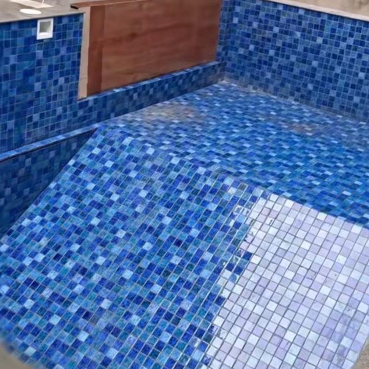 <p>Di <em>postingan</em> lainnya, Ricis juga memperlihatkan setiap sudut rumah barunya itu bersama sang putri. Ia memiliki kolam renang yang luas, lho. “Akhirnya Moana mau lihat perkembangan rumah baru kita yang lagi dibangun,” ungkap Ricis. (Foto: Instagram@riaricis1795)</p>