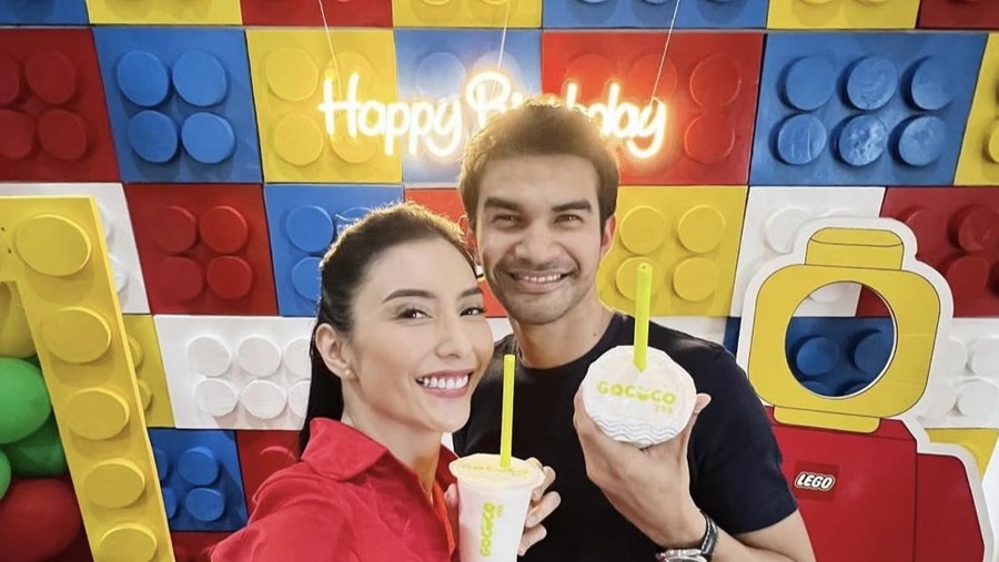 Romantisnya Tyas Mirasih dan Tengku Tezi Saat Makan Seafood dan Hot Pot