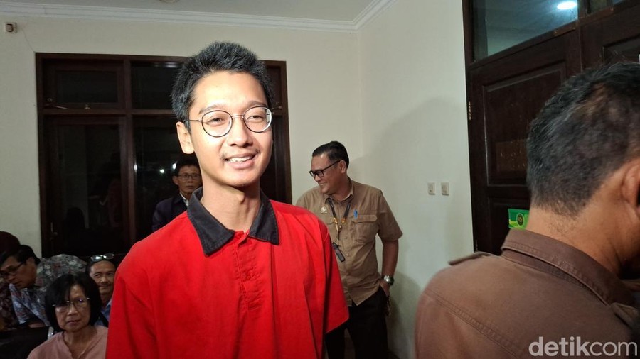 Terdakwa kasus KDRT Armor Toreador menjalani sidang dengan agenda pembacaan tuntutan di PN Cibinong, Bogor, Jawa Barat. (M Sholihin/detikcom) Terdakwa kasus KDRT Armor Toreador menjalani sidang dengan agenda pembacaan tuntutan di PN Cibinong, Bogor, Jawa Barat. (M Sholihin/detikcom)