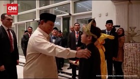 VIDEO: Tiba di Kairo, Ratusan WNI Sambut Prabowo
