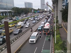 Truk Molen Mogok di Jalan Gatsu Arah Kuningan, Panjang Macet 1,5 Km