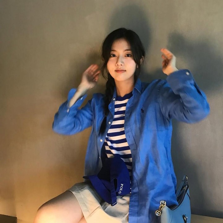 <p>Untuk membuat outfit kaos semakin <em>chic</em>, Bunda bisa menggunakan kemeja <em>oversize</em> sebagai <em>outer</em>. OOTD Shin Eun Soo yang satu ini memberi kesan <em>playfull</em> berkat kombinasi kaus garis dan kemeja polos, serta warna rok yang <em>matching</em>. (Foto: Instagram @su1023_)</p>