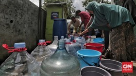 FOTO: Bantuan Air Bersih untuk Warga Pademangan Jakut Pascabanjir Rob