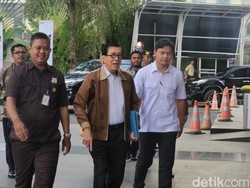 Yasonna Tiba di KPK Diperiksa Kasus Harun Masiku, Kenakan Jaket Coklat