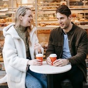 6 Cara Memulai Percakapan Bermakna dengan Pasangan agar Hubungan Lebih Harmonis