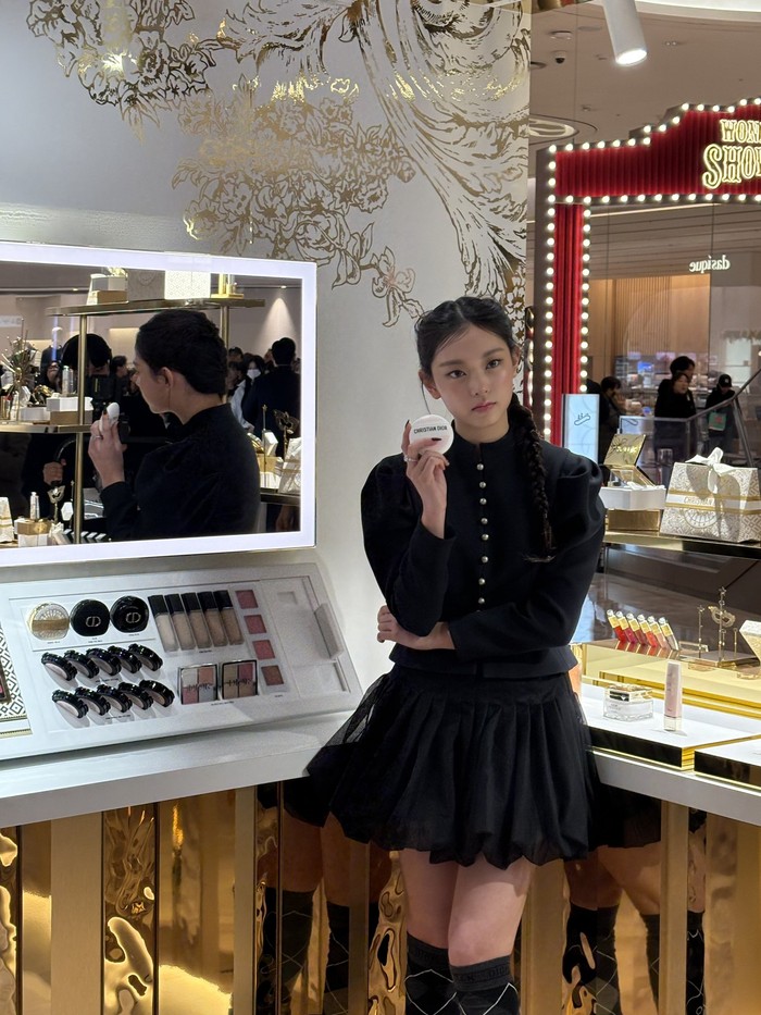 Acara pembukaan itu sendiri dihadiri oleh sederet bintang Korea ternama yang juga merupakan Ambassador Dior, mulai dari Han So Hee, Nam Joo Hyuk, figure skater asal Korea Selatan, yakni Yuna Kim, dan tentunya Haerin NewJeans./ Foto: x.com/NewJeans_ADOR