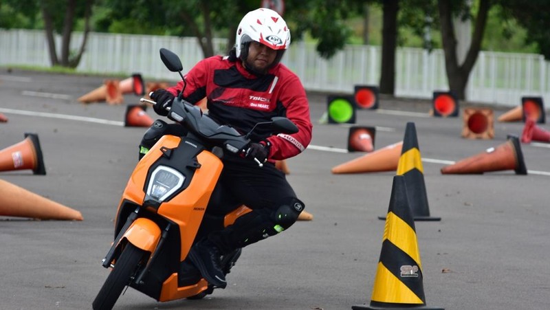 PT Astra Honda Motor (AHM) terus menunjukkan komitmennya terhadap inovasi ramah lingkungan dengan meluncurkan Honda ICON e:.