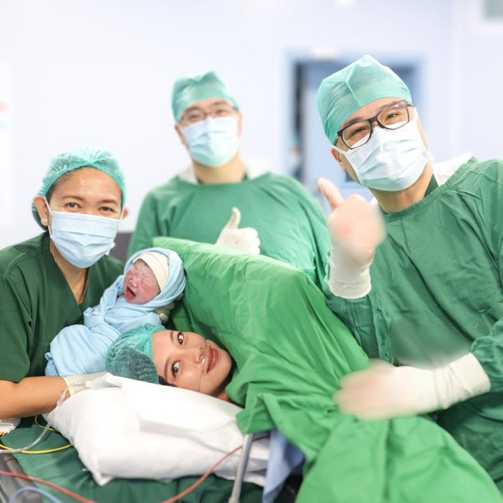 <p>Maria Genoveva atau yang akrab disapa Desy eks JKT 48 melahirkan anak pertama berjenis kelamin laki-laki pada 10 Oktober 2024. Si Kecil yang tampan ini pun diberi nama Mikael Devinson.  (Foto: Instagram: @desygenoveva_)</p>