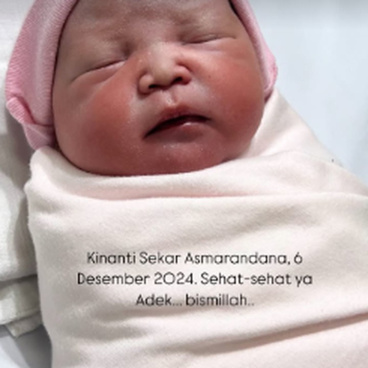 <p>Risa Saraswati melahiran anak keduanya yang berjenis kelamin perempuan pada 6 Desember 2024. Pada unggahan Instagram Stories-nya, Risa turut mengumumkan nama sang putri. “Kinanti Sekar Asmaeandana, 6 Desember 2024. Sehat-sehat ya Adek, <em>bismillah</em>,” ujarnya. (Foto: Instagram: @risa_saraswati)</p>