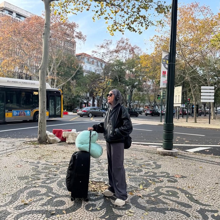 <p>Aktris Zaskia Adya Mecca saat ini tengah quality time bareng keluarganya. Setelah umrah bersama, Zaskia terbang ke Lisbon, Portugal, untuk menikmati musim dingin di sana. Istri sutradara Hanung Bramantyo ini terlihat <em>stylish</em> mengenakan jaket hitam dan celana abu-abu yang senada dengan warna jilbabnya. (Foto: Instagram @zaskiadyamecca)</p>
