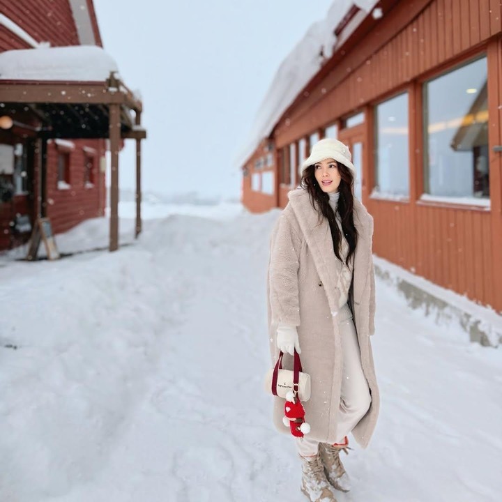 <p>Aktris dan presentar Cathy Sharon tengah menghabiskan libur akhir tahun sekaligus musim dingin di Jepang. Cathy terlihat cantik mengenakan jaket <em>fleece</em> berwarna abu-abu yang dipadukan dengan celana dan <em>bucket hat</em> berbahan <em>fleece</em> warna putih. Bunda dua anak ini melengkapi <em>fashion</em>-nya dengan tas kecil dengan gantungan boneka Labubu yang bernuansa Natal. (Foto: Instagram @cathysharon)</p>