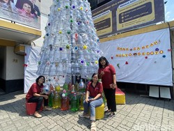 Keren! Bank Sampah di Semarang Bikin Pohon Natal dari 250 Limbah Galon