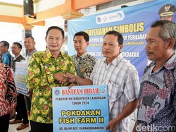 Bupati Lamongan Salurkan Bantuan Pupuk Non Subsidi pada 200 Pokdakan