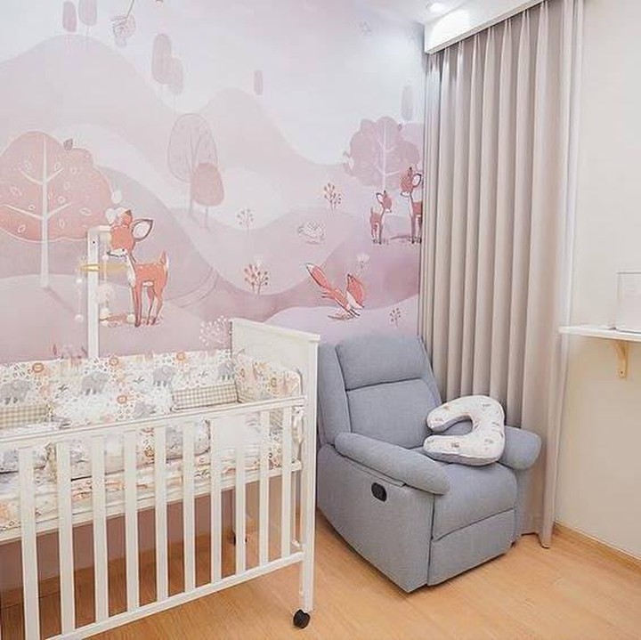 <p>Dalam kamar peralatan pun terlihat super lengkap. Mulai dari ranjang tidur atau box bayi, lemari pakaian, kursi menyusui sampai hiasan atau wallpaper yang mempercantik ruangan. (Foto: @gritteagathaa).</p>