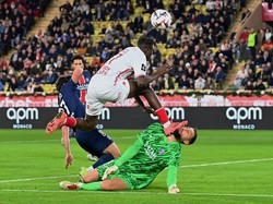 Momen Ngeri Wajah Donnarumma Dihantam Kaki Lawan