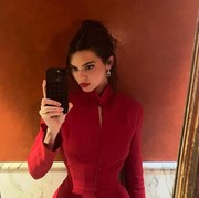 5 Inspirasi Outfit Natal ala Selebriti Hollywood, Berikan Pesona Feminin!