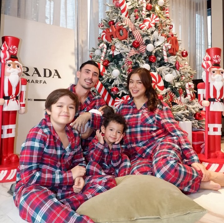 <p>Tahun 2024 menjadi tahun penuh bekah bagi aktris Jessica Iskandar. Istri Vincent Verhaag ini hamil dan melahirkan di tahun ini, Bunda. Kehamilan ketiga Jessica Iskandar ini didapatkan setelah menjalani program bayi tabung. Ia lantas melahirkan seorang bayi perempuan pada Senin (2/12/24) di RSU Bunda Jakarta. (Foto: Instagram/@inijedar)</p>