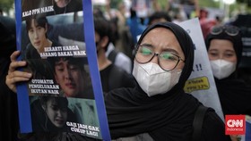 FOTO: K-Popers & Gamers Aksi Tolak PPN 12% di Depan Istana Presiden