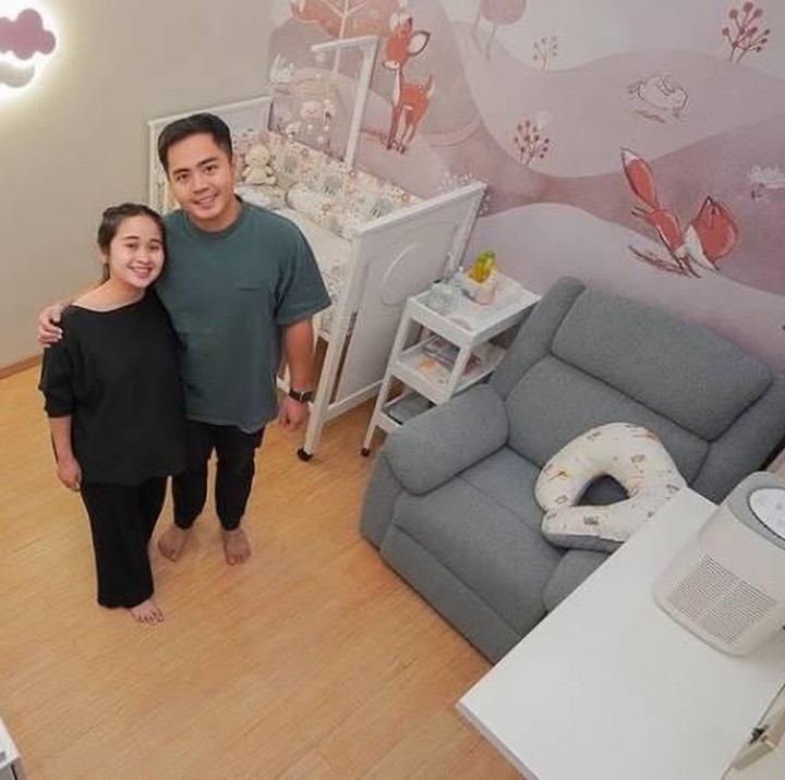 <p>Kamar berukuran sedang ini bernuansa pink. Gritte seolah ingin menjelaskan jenis kelamin calon anak pertamanya. Menariknya lagi, kamar Si Kecil menggunakan wallpaper bergambar kartun hewan kelinci yang lucu dan menggemaskan. (Foto: @gritteagathaa).</p>