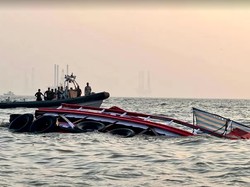Video: Kapal Kargo Liberia Terbalik di Laut India, 24 Orang Diselamatkan