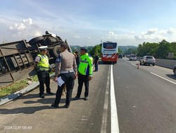 Detik-detik Bus Seruduk Truk Tronton di Tol Banyumanik Semarang