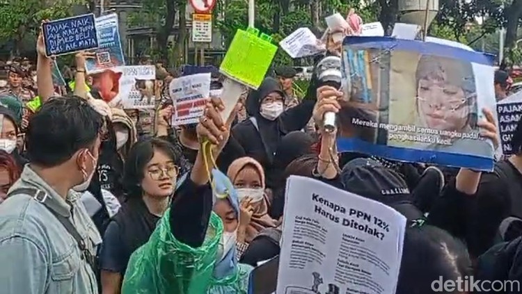 Kpopers turun demo tolak PPN 12 persen di seberang Istana Merdeka (Kurniawan F/detikcom) Kpopers turun demo tolak PPN 12 persen di seberang Istana Merdeka (Kurniawan F/detikcom)
