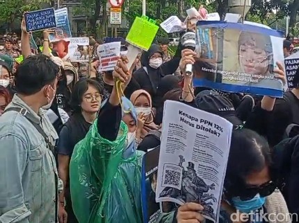 Tiket Konser Melambung Imbas Kenaikan PPN 12 %, Kpopers Demo Bawa Lightstick di Depan Istana