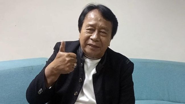 Penyanyi dangdut senior Mansyur S mengakui masih memiliki jadwal manggung yang cukup ramai untuk pria berusia 76 tahun.
