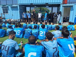 Simon McMenemy Beri Coaching Clinic Pesepakbola Muda di Lamongan