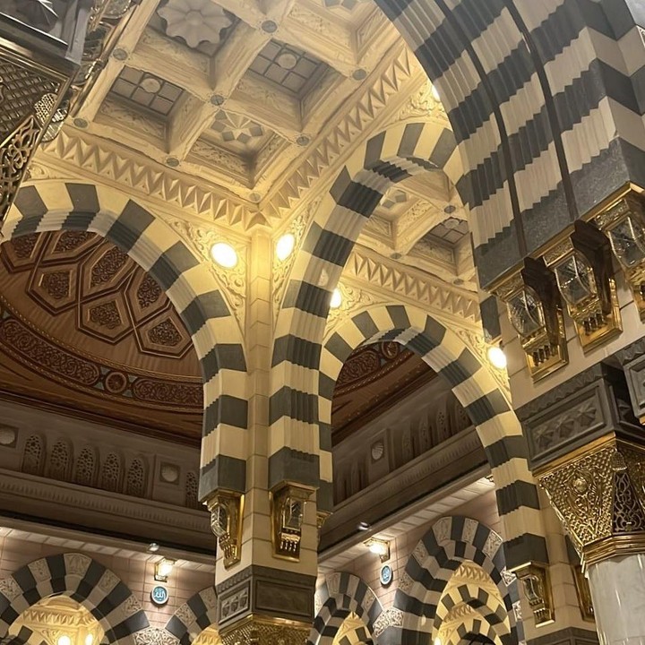 <p>Maudy Koesnaedi tengah menjalankan ibadah umrah di Tanah Suci bersama keluarga kecilnya. Melalui unggahan stories di Instagram, Maudy membagikan potretnya selama di sana bersama sang putra dan suami bulenya. Salah satunya ketika mengunjungi Masjid Nabawi. (Foto: Instagram @mpokmod)</p>