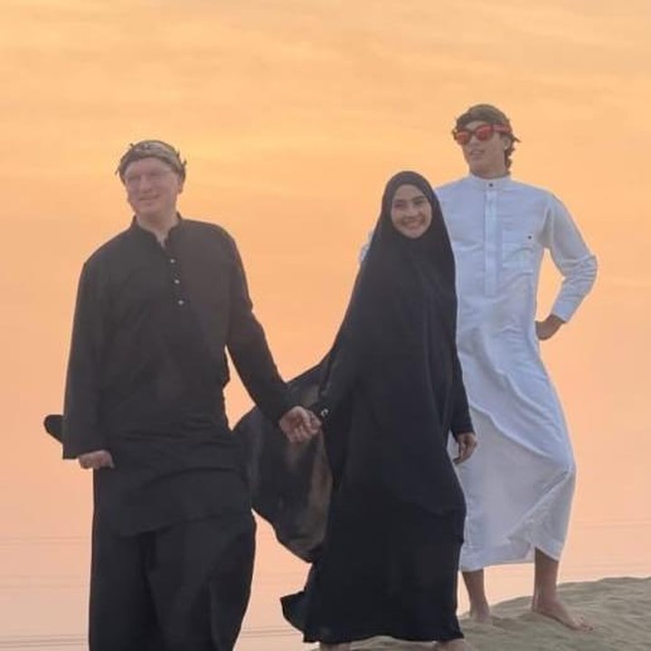 <p>Sebelumnya, Maudy juga tampak mengunjungi Masjid Nabawi yang ada di Madinah. Ia juga terlihat kompak berpose dengan suami dan anaknya di sebuah padang pasir. (Foto: Instagram @mpokmod)</p>
