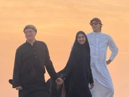 5 Potret Maudy Koesnaedi bersama Suami dan Anak Blasteran Belanda Ibadah Umrah