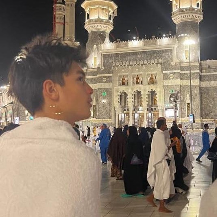 <p>Dalam salah satu foto, Eddy nampak mengenakan ihram ketika menjalankan ibadah umrah. Diceritakan Maudy, ini merupakan momen umrah pertama untuk sang putra. (Foto: Instagram @mpokmod)</p>