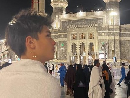 5 Potret Maudy Koesnaedi dan Suami Ibadah Umrah, Pertama Kali untuk Anak Semata Wayang