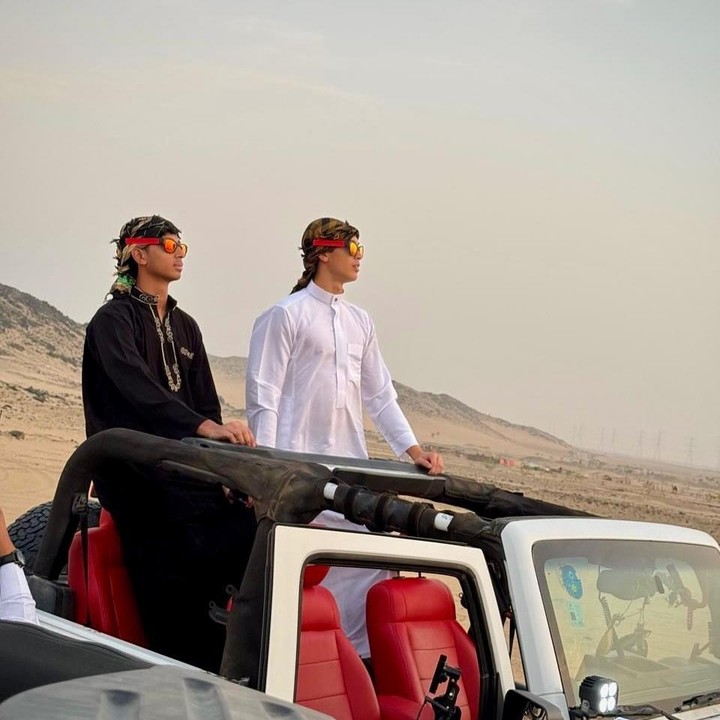 <p>Selain beribadah, nampak Maudy dan keluarga nampak menikmati wisata alam di sana. Terlihat dari beberapa foto yang dibagikan Eddy di Instagramnya, ia tengah melakukan <em>off road</em> hingga bermain sandboarding di padang pasir. (Foto: Instagram @eddy_mm)</p>