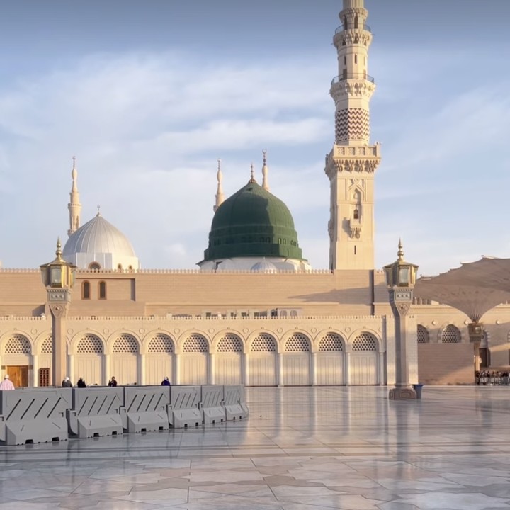 <p>Maudy berterimakasih pada Sang Pencipta. Ia juga berdoa agar diberi kesempatan untuk melaksanakan umrah kembali. "<em>Haturnuhun</em> Ya Allah, semoga diperkenankan segera kembali lagi," tulisnya di Instagram (Foto: Instagram @mpokmod)</p>