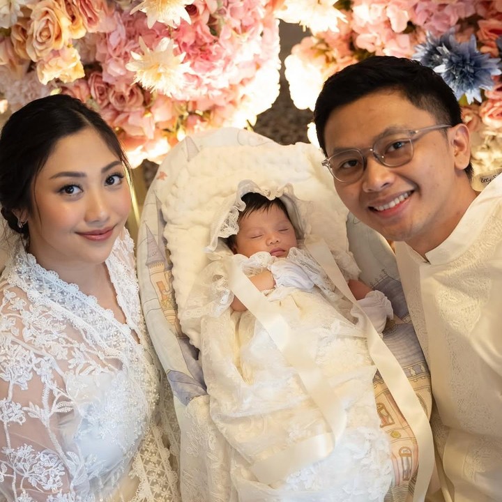 <p>Kehadiran baby Tania menjadi kado terindah bagi keluarga Nona dan sang suami Galih Baghaskara. Tania juga menjadi pelengkap kebahagiaan sang Bunda Yora Febrina karena kini ia telah memiliki dua pasang cucu. (Foto: Instagram @nonawilly16)</p>