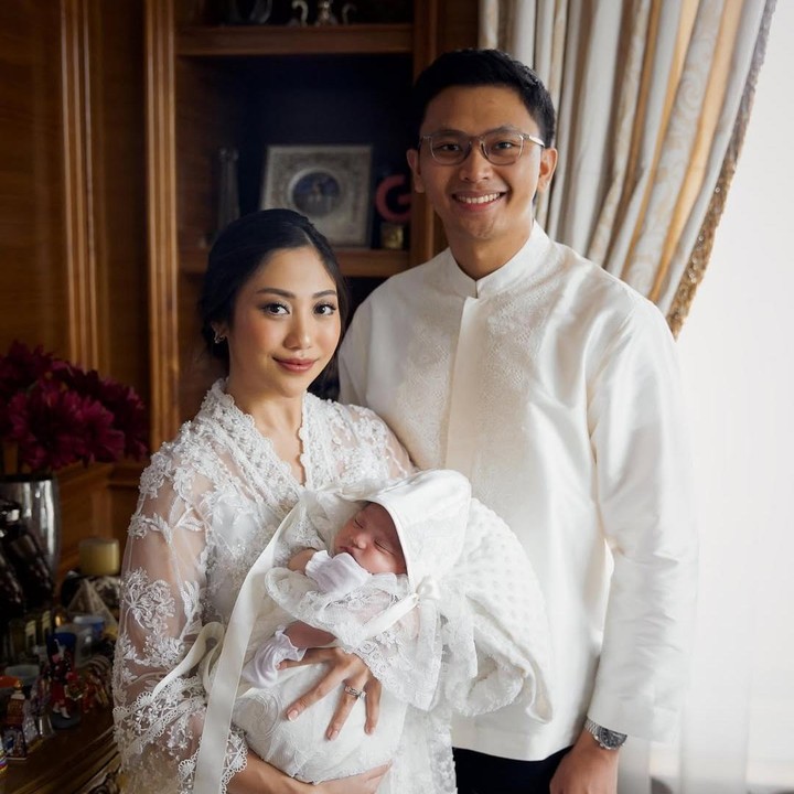<p>Adik Nikita Willy, Nona Willy, melahirkan putri keduanya yang bernama Retania Sybilla Baghaskara pada 26 November 2024. Kabar ini diungkapkan oleh sang Bunda, Yora Febrina, melalui laman Instagram-nya. “Alhamdulillah telah lahir putri kedua kami yang bernama Retania Sybilla Baghaskara di jam 02.53 dengan berat 3,65 kg tinggi 50 cm. Alhamdulillah cucu ketiga kami ya Allah,” tulisnya.  (Foto: Instagram @nonawilly16)</p>