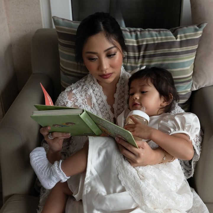 <p>Putri pertama Nona, Lalita Shanumikaila Baghaskara atau Mika, terlihat manis mengenakan gaun berwarna putih. Meski sudah jadi kakak, Mika tampaknya tak ingin melewatkan setiap momen bersama sang Bunda. Nona sebagai Bunda juga terlihat memberikan perhatian yang sama pada kedua anaknya ini. (Foto: Instagram @nonawilly16)</p>