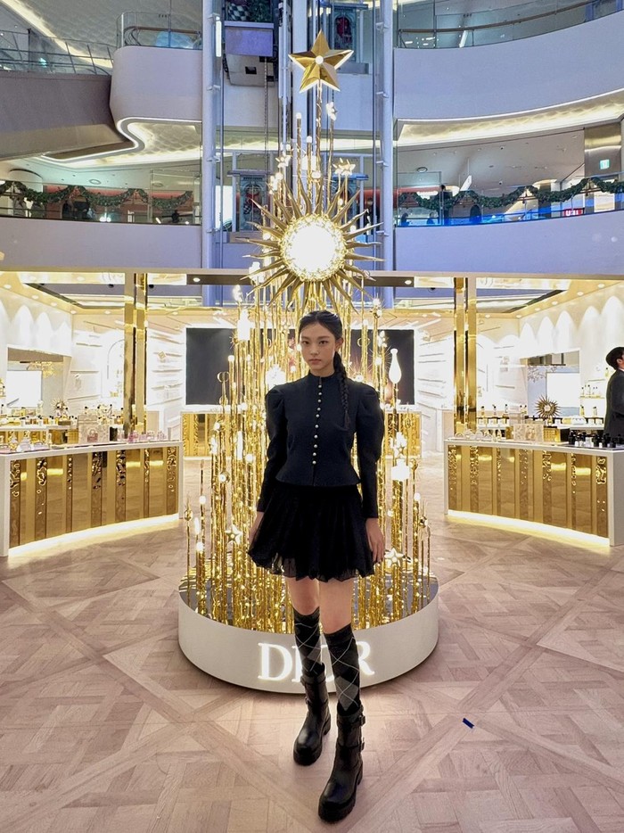 Pada 6 Desember 2024 lalu, Dior Beauty mengadakan pop-up event bertajuk ‘Dior Beauty Holiday Pop-Up’ di LOTTE WORLD MALL, Jamsil-ro, Songpa-gu, Seoul, Korea Selatan./ Foto: x.com/NewJeans_ADOR