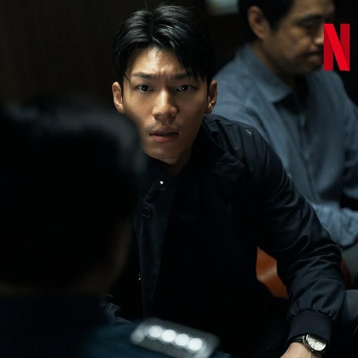 <p>Pada season sebelumnya, ada Front Man bernama Hwang In-ho. Dalam Squid Game season 2, terungkap identitasnya yang ternyata mantan pemenang Squid Game. Hwang Jun-ho, polisi yang menyamar pun ada kaitannya dengan Front Man itu. (Foto: Netflix)</p>