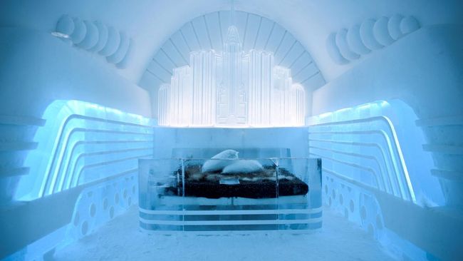 Berjenama ICEHOTEL, hotel yang terbuat dari es ini terletak di Jukkasj&auml;rvi, Swedia. Hotel ini dibangun dari es yang berasal dari Sungai Torne di dekatnya.