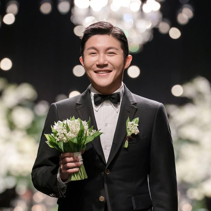 <p>Salah satu pernikahan artis Korea yang menarik perhatian tahun 2024 adalah pernikahan pembawa acara Jo Se Ho dengan sang kekasih dari kalangan non-selebriti pada Oktober 2024. Pernikahan megahnya dihadiri oleh banyak selebriti ternama Korea Selatan. (Foto: Instagram @chosaeho)</p>
