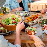 5 Tips Menjaga Pola Makan Seimbang di Tengah Perayaan Akhir Tahun